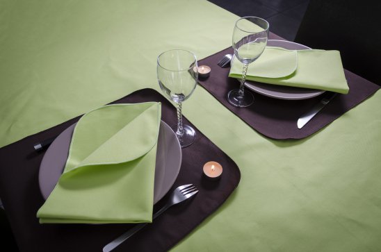 nappe vert anis et sets marrons